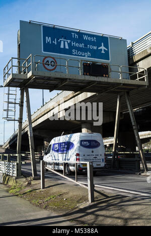 Le début de la A4/M4 Chiswick Flyover dans l'ouest de Londres, Angleterre Royaume-Uni Banque D'Images