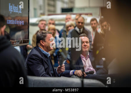 Nigel Mansell en conversation avec Henry-Hope Supaguard du givre sur le Theatre, Londres Classic Car Show & Historic Motorsport Show International, ExCel Banque D'Images