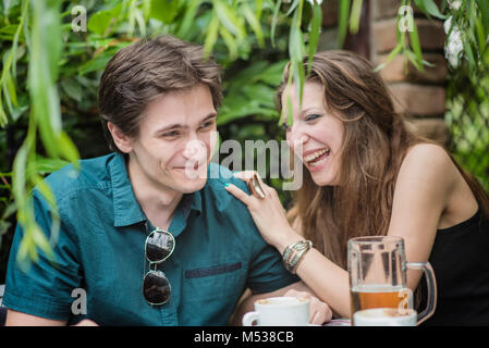 Ce jour va bien, l'homme et la femme à discuter autour d'un verre Banque D'Images