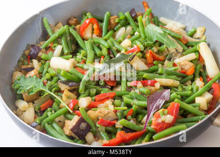 Des légumes méditerranéens fraîchement torréfié avec de l'ail, tomates, poivrons, oignons, courgettes, sel, poivre, huile d'olive et de fines herbes cuit au poêlon Banque D'Images