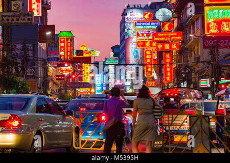 Thaïlande : Bangkok- Jan 15, 2018 : Street dans le quartier chinois à la lumière des signes et des voitures sur Yaowarat road Yaowarat Road est la nuit se transforme en un grand 'food stree Banque D'Images