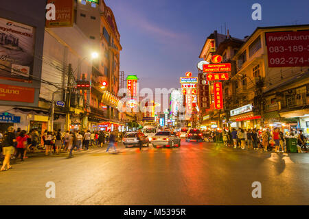 Thaïlande : Bangkok- Jan 15, 2018 : Street dans le quartier chinois à la lumière des signes et des voitures sur Yaowarat road Yaowarat Road est la nuit se transforme en un grand 'food stree Banque D'Images