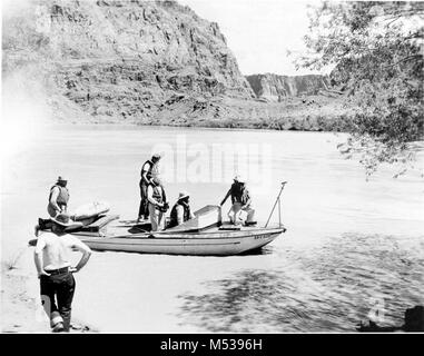 ED HUDSON'S RIVER PARTIE LAISSANT LEE'S FERRY DANS LA ESMERALDA II (bateau) DE GAUCHE À DROITE SUR LE BATEAU : BESTOR ROBINSON, ED WILSON JR., HUDSON AYLER, ED SR., HUDSON ET OTIS MARSTON. Partie ATTEINT PIERCE'S FERRY À LA TÊTE DU LAC MEAD Le 17 juin, après avoir dirigé avec succès TOUS LES RAPIDS DANS LE GRAND CANYON. J.M. PHOTOGRAPHE EDEN. CIRCA 1949. Grand Canyon Nat Park River Photo historique. Banque D'Images