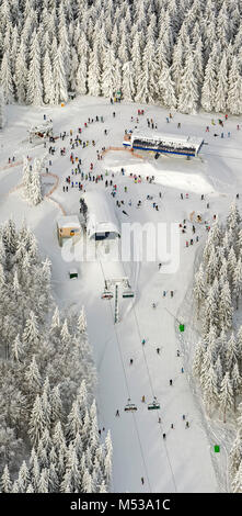 Vue aérienne, gare supérieure du téléski, neige, téléski, les serpents en face de la remontée mécanique, d'hiver de Winterberg, Winterberg, Sauerland, Hochsauerlandk Banque D'Images