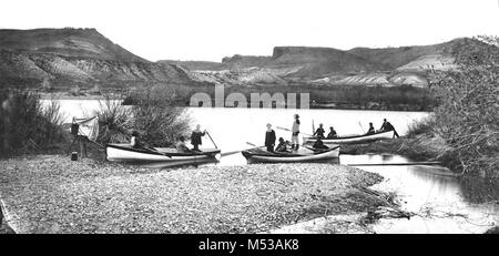 2ème expédition POWELL. Parti en bateaux & prêt à démarrer. Au départ DE GREEN RIVER, Wyoming. De gauche à droite : DANS LE CANONITA E.O. BEAMAN, ANDREW HATTAN, Walter CLEMENT POWELL. Dans l'EMMA DEAN : STEVEN VANDIVER JONES, John K., BUTTEURS À JOHN WESLEY POWELL, FREDRICK S. DELLENBAUGH. Dans le NELLIE POWELL : ALMON HARRIS THOMPSON, JOHN F. STEWARD, FRANCES MARION BISHOP, FRANK RICHARDSON. 22 mai 1871 - GRCA 14775. Grand Canyon Nat Park River Photo historique. Banque D'Images