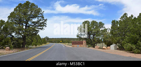 Le long de la route 64, le Desert View/ panneau d'entrée de l'Est accueille les visiteurs à Grand Canyon National Park. Puis, ils sont accueillis par une série de cabines d'entrée d'un passage en voiture doublés de murs en pierre d'arc, rappelant la construction du Desert View Watchtower, dans une interprétation moderne qui intègre des colonnes et poutres en acier. Le Parc National du Grand Canyon est signe d'entrée . Banque D'Images