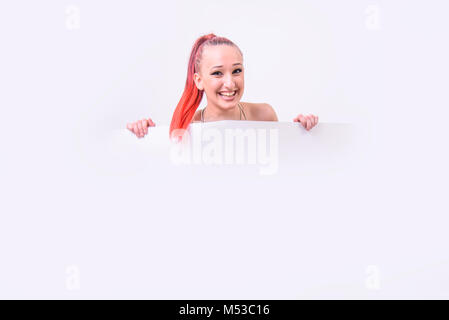 Jolie femme aux cheveux rouges avec une bannière blanche Banque D'Images