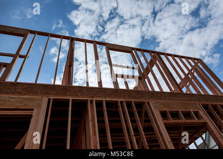 La nouvelle construction résidentielle Maison ossature bois contre un ciel bleu. Banque D'Images