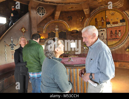 Symposium sur l'histoire du Grand Canyon Desert View Watchtower . Avis de Jan Balsom et discuter du membre et la Watchtower murales Hopi dans la chambre. Hopi Le Grand Canyon Historical Society [GCHS] tenue le 4e Symposium sur l'histoire du Grand Canyon sur la rive sud, le Parc National du Grand Canyon, le 6 novembre 2016. Comme l'un des nombreux événements et présentations tenues lors de la 4e Symposium sur l'histoire du Grand Canyon, Desert View Watchtower a été tournée. Jan Balsom, Dep Banque D'Images