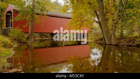 La Loy's Station Pont couvert prend une apparence d'automne au cours de la mi-octobre que les feuilles de platanes et d'autres subissent un changement de couleur en automne pro Banque D'Images