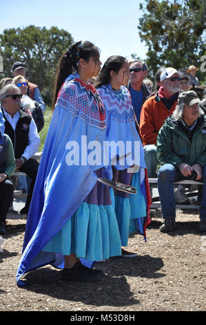 Reconsécration DV Mai. Desert View nouvelle dédicace - le 22 mai 2016 jeunes Havasupai danseurs. Le National Park Service (NPS) et ses partenaires ont tenu une ré-inauguration cérémonie au Desert View Watchtower le dimanche, Mai 22, 2016. La cérémonie, un événement du centenaire du National Park Service, commémoré le grand re-ouverture et inauguration de la tour de guet d'une boutique de souvenirs d'un patrimoine culturel. Des représentants de Banque D'Images