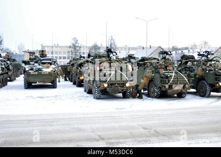 Royaume-uni et des soldats américains affectés au groupe de combat Véhicules Pologne déplacer vers les zones d'en préparation de l'exercice Puma, un exercice pour tester l'interopérabilité entre le groupement tactique et ses quartiers généraux supérieurs, la 15e Brigade mécanisée, polonaise à Bemowo Piskie Domaine de formation, la Pologne, le 19 février, 2018. La Pologne est un groupe de combat, l'unique groupe de combat multinationale, composée d'Américains, Britanniques, croate et soldats roumains qui servent avec la 15e Brigade mécanisée polonaise comme une force de dissuasion dans le nord-est de la Pologne à l'appui de l'OTAN vers l'amélioration de la présence. (U.S. Photo de l'armée par le Capitaine Gary Loten-Beck Banque D'Images