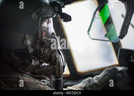 Une 17e de l'US Air Force Special Operations Squadron exécute pilote de la formation en vol avec l'œil de l'équipage et du système de protection respiratoire (AERPS) Le 31 janvier 2018, au large de la côte d'Okinawa, Japon. Tour de l'équipage d'enfiler en vol d'équipement, tandis que le reste de l'équipage a surveillé entre eux pour des raisons de sécurité. (U.S. Air Force photo : Capt Jessica Tait) Banque D'Images