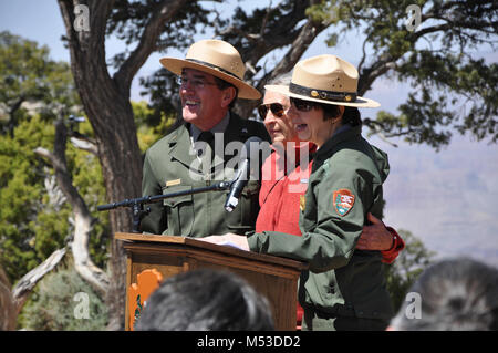 Reconsécration DV Mai. Desert View nouvelle dédicace - le 22 mai 2016 surintendant David C., Uberuaga Sammye J. Meadows, et sous-surintendant Diane Chalfant. Le National Park Service (NPS) et ses partenaires ont tenu une ré-inauguration cérémonie au Desert View Watchtower le dimanche, Mai 22, 2016. La cérémonie, un événement du centenaire du National Park Service, commémoré le grand re-ouverture et inauguration de la tour de guet fro Banque D'Images