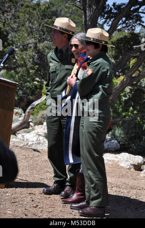 Reconsécration DV Mai. Desert View nouvelle dédicace - le 22 mai 2016 Sammye J. Meadows avec Surintendant Uberuaga et sous-surintendant Chalfant. Le National Park Service (NPS) et ses partenaires ont tenu une ré-inauguration cérémonie au Desert View Watchtower le dimanche, Mai 22, 2016. La cérémonie, un événement du centenaire du National Park Service, commémoré le grand re-ouverture et inauguration de la tour de guet d'un souvenir Banque D'Images