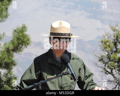 Reconsécration DV Mai. Desert View nouvelle dédicace - le 22 mai 2016 Sous-surintendant, Diane Chalfant. Le National Park Service (NPS) et ses partenaires ont tenu une ré-inauguration cérémonie au Desert View Watchtower le dimanche, Mai 22, 2016. La cérémonie, un événement du centenaire du National Park Service, commémoré le grand re-ouverture et inauguration de la tour de guet d'une boutique de souvenirs d'un patrimoine culturel. Figuratif Banque D'Images