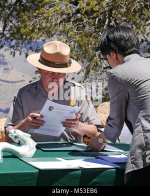 Grand Canyon Parc Sœur renouvelle l'entente avec la Chine Monde Yuntaishan. Brian Drapeaux, surintendant adjoint de Grand Canyon National Park, signe l'accord renouvelant le parc sœur relation. Le Parc National du Grand Canyon et Yuntaishan Geopark de la province du Henan de Chine ont renouvelé leur parc Sœur de cinq ans sur l'Accord Mardi, 23 mai 2017. L'accord prévoit un échange de propriété intellectuelle, la coopération internationale, et le soutien à l'avantage mutuel o Banque D'Images