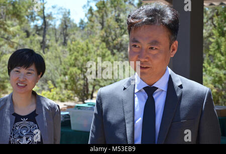 Grand Canyon Parc Sœur renouvelle l'entente avec la Chine Monde Yuntaishan. Yang qingjiu, Vice-maire de la ville de Jiaozuo, rencontre des représentants de l'Association Grand Canyon Tusayan, Chambre de Commerce, Tusayan Ville Conseil et l'Arizona à l'Office de Tourisme. Le Parc National du Grand Canyon et Yuntaishan Geopark de la province du Henan de Chine ont renouvelé leur parc Sœur de cinq ans sur l'Accord Mardi, 23 mai 2017. L'accord prévoit un intellectuel exchan Banque D'Images