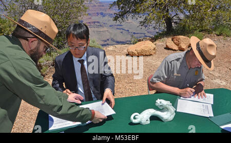 Grand Canyon Parc Sœur renouvelle l'entente avec la Chine Monde Yuntaishan. Hotel Jin, Directeur de l'Administration au Bureau de Mt. La zone panoramique Yuntai signe une entente avec le parc sœur Brian Drapeaux, surintendant adjoint de Grand Canyon National Park. Le Parc National du Grand Canyon et Yuntaishan Geopark de la province du Henan de Chine ont renouvelé leur parc Sœur de cinq ans sur l'Accord Mardi, 23 mai 2017. L'accord prévoit un échange intellectuel, internat Banque D'Images