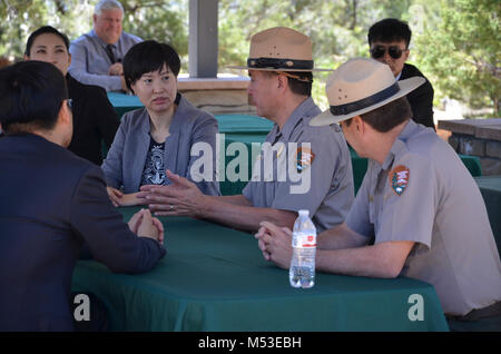 Grand Canyon Parc Sœur renouvelle l'entente avec la Chine Monde Yuntaishan. Brian Drapeaux, surintendant adjoint de Grand Canyon National Park, discute des stratégies communes et des préoccupations dans la gestion du parc avec interprète Wei dongying, professeur à l'Université normale de Beijing. Le Parc National du Grand Canyon et Yuntaishan Geopark de la province du Henan de Chine ont renouvelé leur parc Sœur de cinq ans sur l'Accord Mardi, 23 mai 2017. L'accord prévoit un intellectuel e Banque D'Images