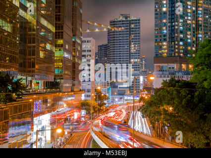 Nuit à Hong Kong. Gratte-ciel et le vert des arbres. Fort trafic Banque D'Images