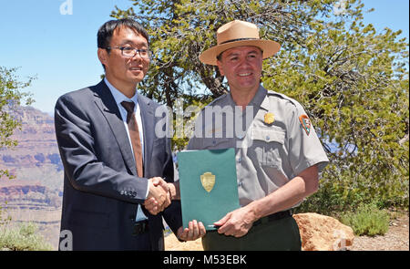 Grand Canyon Parc Sœur renouvelle l'entente avec la Chine Monde Yuntaishan. Jin Hotel Yuntaishan, directeur du géoparc et Brian Drapeaux, surintendant adjoint de Grand Canyon Banque D'Images