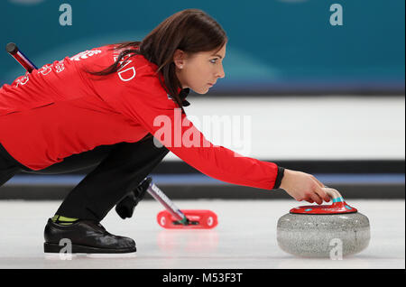 Great Britain's aller Eve Muirhead durant leur match avec le Japon à la centre de curling Gangneung pendant onze jours de la Jeux Olympiques d'hiver de 2018 à PyeongChang en Corée du Sud. Banque D'Images