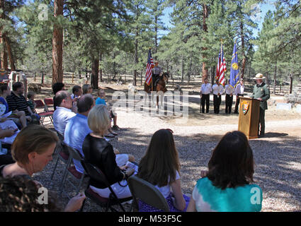 30 juin 2014 Cérémonie de dépôt de gerbes - GC Pioneer. Présentation des drapeaux au cours de la cérémonie de dépôt de gerbes au Grand Canyon Cérémonie pionnier ; chef Ranger Bill Wright (président). . Le 30 juin 1956, un Trans World Airlines (TWA) Super Constellation L-1049 et d'un DC-7 de United Airlines en collision dans l'espace aérien sans encombrement 21 000 pieds au-dessus du Grand Canyon en Arizona, tuant les 128 personnes à bord les deux vols. La tragédie suscité un effort sans précédent pour moderniser et améliorer la sécurité en Amérique de l'après-guerre airways, qui ont abouti à l'établissement de l'Administration fédérale de l'aviation moderne. Banque D'Images