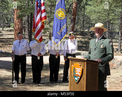 30 juin 2014 Cérémonie de dépôt de gerbes - GC Pioneer. Grand Canyon National Park Ranger en chef, Bill Wright, rappelant la tragédie de la catastrophe aérienne de 1956 au cours de la cérémonie de dépôt de gerbes au cimetière des pionniers du Grand Canyon. . Le 30 juin 1956, un Trans World Airlines (TWA) Super Constellation L-1049 et d'un DC-7 de United Airlines en collision dans l'espace aérien sans encombrement 21 000 pieds au-dessus du Grand Canyon en Arizona, tuant les 128 personnes à bord les deux vols. La tragédie suscité un effort sans précédent pour moderniser et améliorer la sécurité en Amérique de l'après-guerre airways, qui ont abouti à l'établissement d Banque D'Images