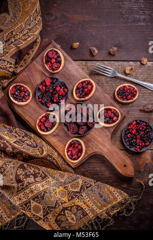 Tartelettes, fête parfaite personne dessert de fruits frais Banque D'Images