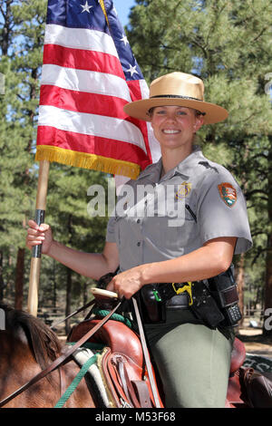 30 juin 2014 Cérémonie de dépôt de gerbes - GC Pioneer. Canada park ranger transportant les couleurs au cours de la cérémonie de dépôt de couronnes au monument commémoratif Grand Canyon cimetière des pionniers. . Le 30 juin 1956, un Trans World Airlines (TWA) Super Constellation L-1049 et d'un DC-7 de United Airlines en collision dans l'espace aérien sans encombrement 21 000 pieds au-dessus du Grand Canyon en Arizona, tuant les 128 personnes à bord les deux vols. La tragédie suscité un effort sans précédent pour moderniser et améliorer la sécurité en Amérique de l'après-guerre airways, qui ont abouti à l'établissement de l'Administration fédérale de l'aviation moderne. Grand Canyon Banque D'Images