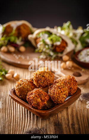 Pois chiches frais Falafel balles à bol en bois Banque D'Images