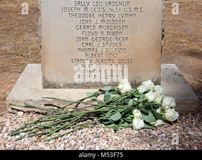 30 juin 2014 Cérémonie de dépôt de gerbes - GC Pioneer. Roses placés par les participants à la base de l'United Airlines memorial au cours de la cérémonie de dépôt de couronnes au monument commémoratif Grand Canyon cimetière des pionniers. . Le 30 juin 1956, un Trans World Airlines (TWA) Super Constellation L-1049 et d'un DC-7 de United Airlines en collision dans l'espace aérien sans encombrement 21 000 pieds au-dessus du Grand Canyon en Arizona, tuant les 128 personnes à bord les deux vols. La tragédie suscité un effort sans précédent pour moderniser et améliorer la sécurité en Amérique de l'après-guerre airways, qui ont abouti à l'établissement de l'Aviat fédéral moderne Banque D'Images