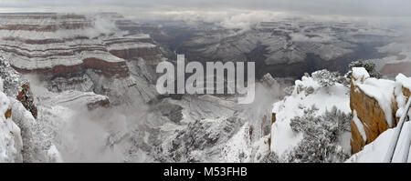 Le Parc National du Grand Canyon 2015 Années 8184 nouvelle tempête. De ce point de vue n'est point Pima sur le South Rim du Grand Canyon National Park. La tempête de froid ayant passé par Grand Canyon à gauche de l'an un manteau de neige du canyon rim, tout le long de la rivière Colorado. Banque D'Images