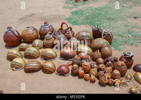 L'Afrique, l'Éthiopie, la vallée de la rivière Omo Tribu Hamer gourd d'artisanat à sur l'affichage Banque D'Images