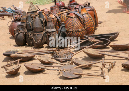 L'Afrique, l'Éthiopie, la vallée de la rivière Omo Tribu Hamer gourd d'artisanat à sur l'affichage Banque D'Images