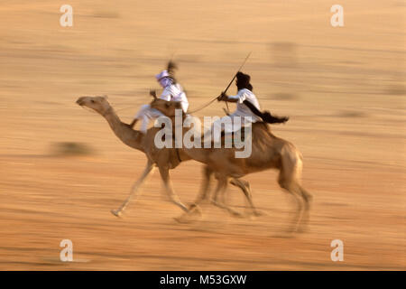 Le Mali.Mali. Andéramboukane, près de Menaka. Désert du Sahara. Sahel. Festival Tamadacht. Deux tribus touareg course de chameaux. Banque D'Images