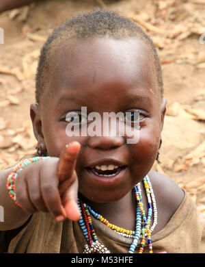 Du sud, la Tanzanie, le lac Eyasi, jeune homme enfant Hadza une petite tribu de chasseurs-cueilleurs Hadzabe Tribu AKA Banque D'Images