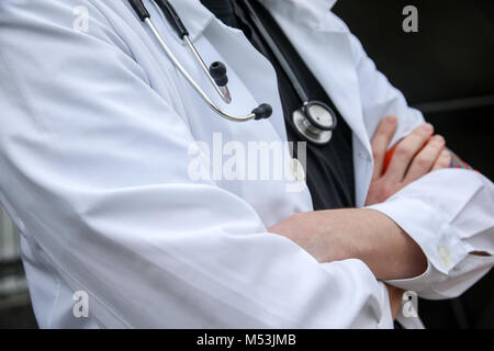 Thessalonique, Grèce - Dec 16, 2018 : Médecin lors d'un tremblement de terre de l'exercice dans l'hôpital AHEPA Banque D'Images