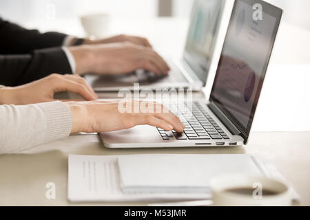 Des collègues de travail sur ordinateur in office Banque D'Images