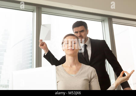 Femme entrepreneur ignorant les problèmes au travail Banque D'Images