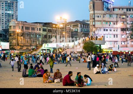 Les gens se détendre dans le sable sur le rivage de la plage de Chowpatty, Mumbai, Indiax Banque D'Images