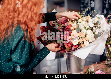 Close up image de fleurs bouquet dans panier Banque D'Images