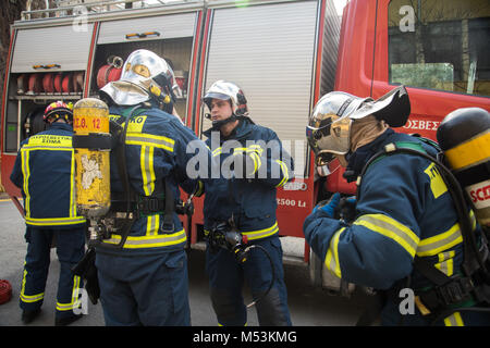 Thessalonique, Grèce - Dec 16, 2018 : Les pompiers lors d'un tremblement de terre de l'exercice dans l'hôpital AXPA Banque D'Images