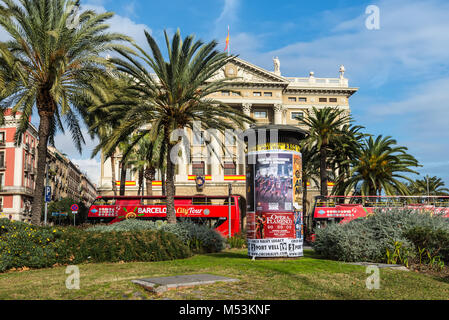 Barcelone, Espagne - décembre 5, 2016 : la publicité des colonnes ou des colonnes Morris avec des pancartes dans la rue dans le Port Vell à Barcelone, Espagne. Banque D'Images
