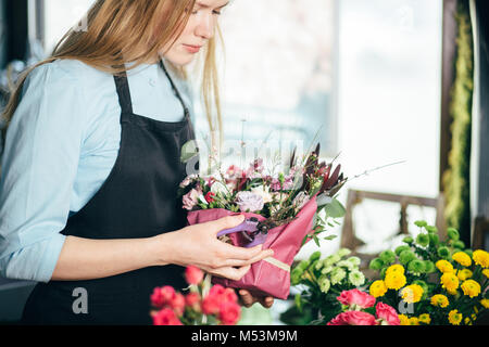 Photo de préparé un bouquet de fleurs pour la vente Banque D'Images