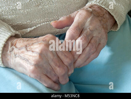 Senior Woman Holding Doigts de polyarthrite rhumatoïde Banque D'Images