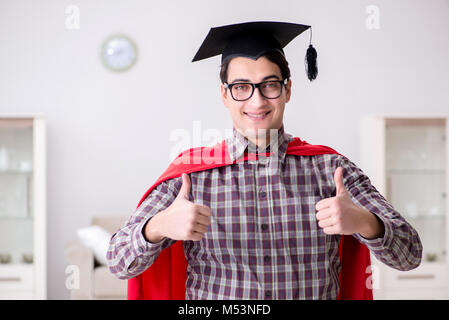 Super héros student wearing mortier dans un manteau rouge Banque D'Images