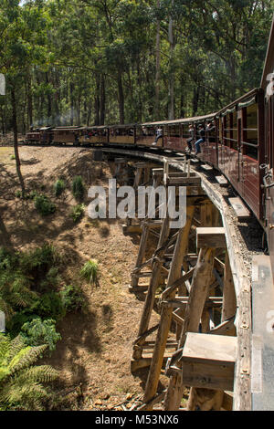 Puffing Billy sur chevalet de bois pont près de Wright, Victoria, Australie Banque D'Images