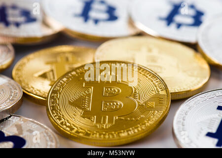 Pièces de monnaie bitcoin or entouré par des pièces d'argent. Concept monnaie Crypto Banque D'Images
